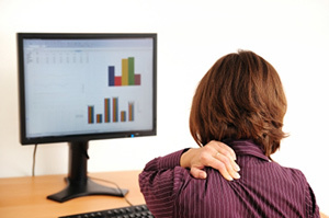Αυχενική οστεοχόνδρωση σε μια γυναίκα που κάθεται σε υπολογιστή